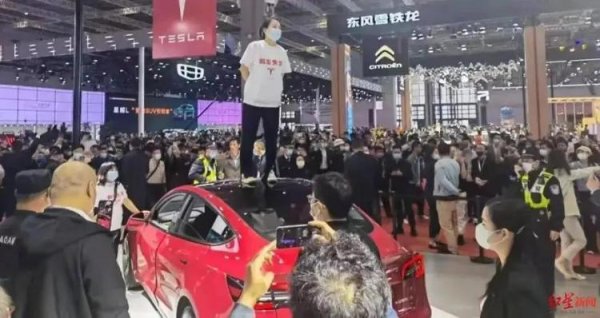 宏泰证券 “车顶维权”女车主诉特斯拉合同纠纷胜诉，法院判令车企提供事故前30分钟完整行车数据